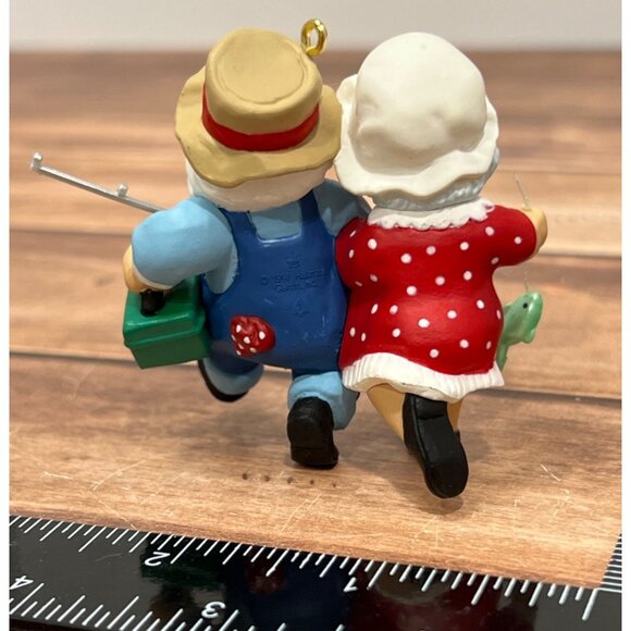 1997 HALLMARK KEEPSAKE ORNAMENT QX6112 THE CLAUSES ON VACATION FISHING SANTA - Picture 8 of 9